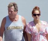 Ryan O'Neal en charmante compagnie sur une plage de Malibu, le 4 septembre 2009