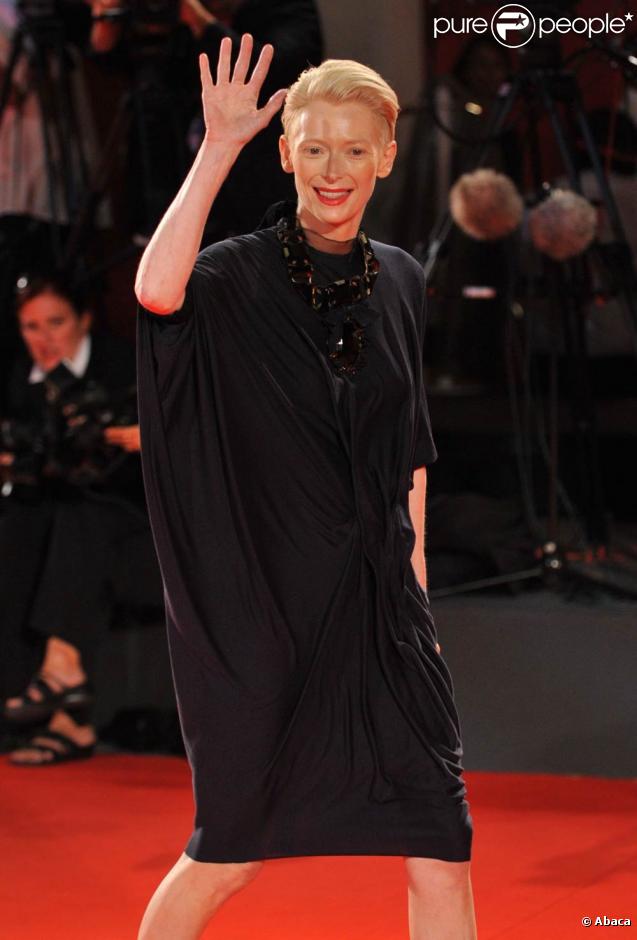 La charismatique Tilda Swinton, à l'occasion de la présentation officielle de  Capitalism : A love story , lors de la 66e Mostra de Venise, le 6 spetembre 2009 !