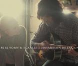 Pete Yorn et Scarlett Johansson sur la pochette de l'album Break Up