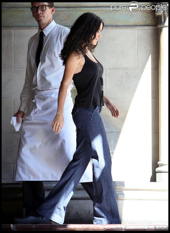 Salma Hayek à la sortie du Château Marmont à Los Angeles le 09/09/09 avec une nouvelle ligne !