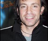 Philippe Candeloro est contraint d'annuler sa tournée d'adieu, suite à la dissolution de la société de production qui gérait son spectacle  Hello and Goodbye .