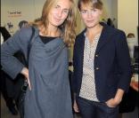 La comédienne Judith Godrèche pose en compagnie de Céline Charloux, fondatrice de l'association Les p'tits cracks. 