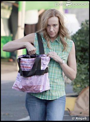 Toni Collette et John Corbett déjeunent entre deux scènes du tournage de United States of Tara à Los Angeles