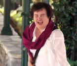 Susan Boyle sort de son hôtel californien de Los Angeles. Sourire aux lèvres et gardes du corps aux basques...