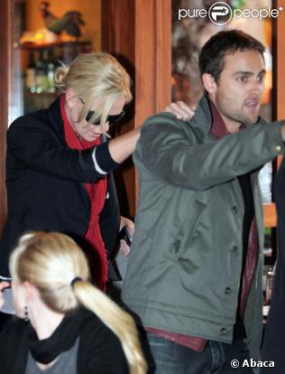 Charlize Theron et son boyfriend Stuart Townsend à la sortie du Bar Pitti dans West Village à New-York le 12 septembre 2009