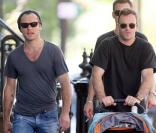 Jude Law avec son ami Jonny Lee Miller et son fils Buster à New York, le 14/09/09