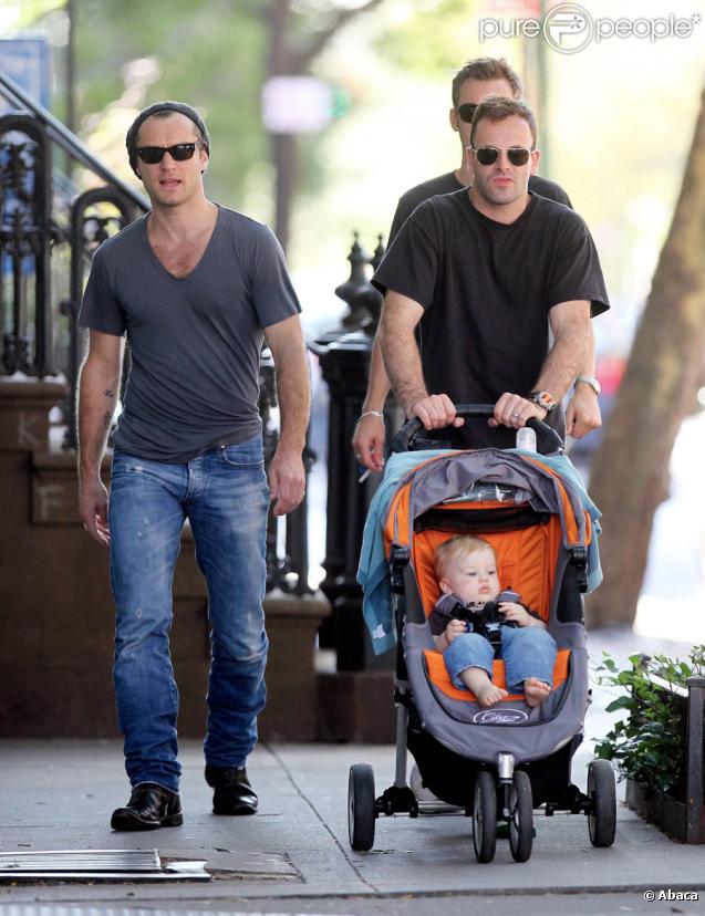 Jude Law avec son ami Jonny Lee Miller et son fils Buster à New York, le 14/09/09