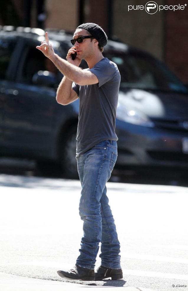 Jude Law avec son ami Jonny Lee Miller et son fils Buster à New York, le 14/09/09
