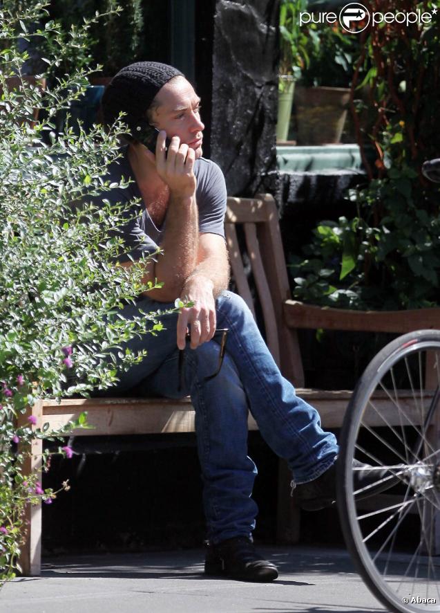 Jude Law avec son ami Jonny Lee Miller et son fils Buster à New York, le 14/09/09