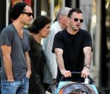Jude Law avec son ami Jonny Lee Miller et son fils Buster à New York, le 14/09/09