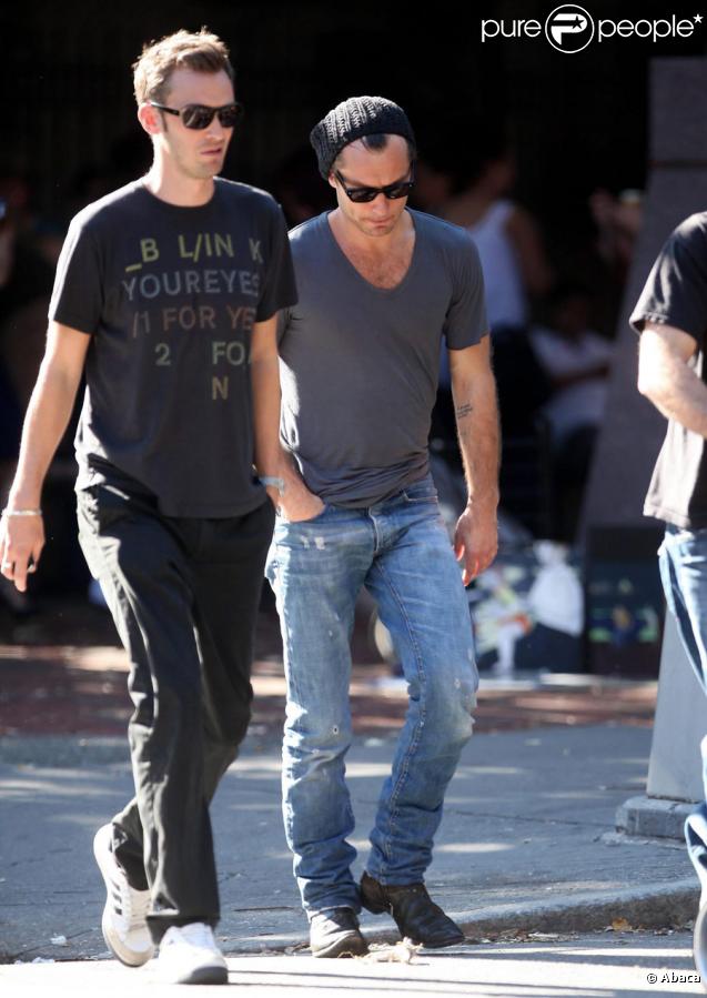 Jude Law avec son ami Jonny Lee Miller et son fils Buster à New York, le 14/09/09