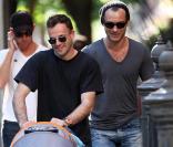 Jude Law avec son ami Jonny Lee Miller et son fils Buster à New York, le 14/09/09