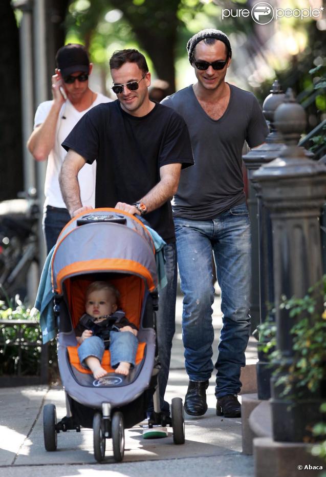 Jude Law avec son ami Jonny Lee Miller et son fils Buster à New York, le 14/09/09