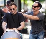 Jude Law avec son ami Jonny Lee Miller et son fils Buster à New York, le 14/09/09