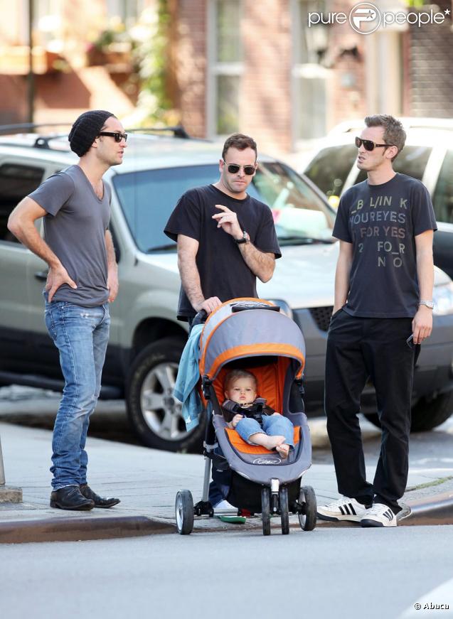 Jude Law avec son ami Jonny Lee Miller et son fils Buster à New York, le 14/09/09