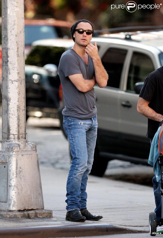 Jude Law avec son ami Jonny Lee Miller et son fils Buster à New York, le 14/09/09