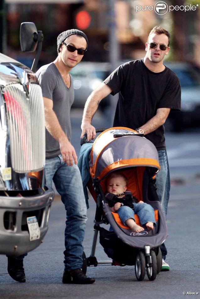 Jude Law avec son ami Jonny Lee Miller et son fils Buster à New York, le 14/09/09