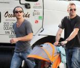 Jude Law avec son ami Jonny Lee Miller et son fils Buster à New York, le 14/09/09