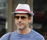 Robert Downey Jr et sa femme Susan se promènent après un déjeuner au Coogie Beach Café à Malibu le 12 septembre 2009