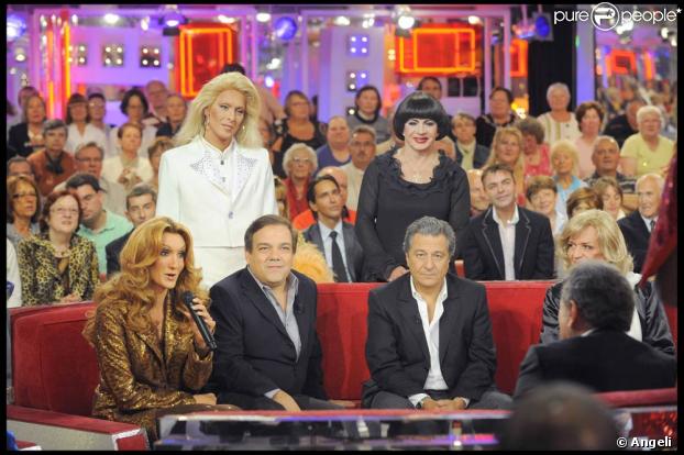 Christian Clavier et Didier Bourdon, sur le plateau de  Vivement Dimanche , accompagné de Michou et de ses Michettes...