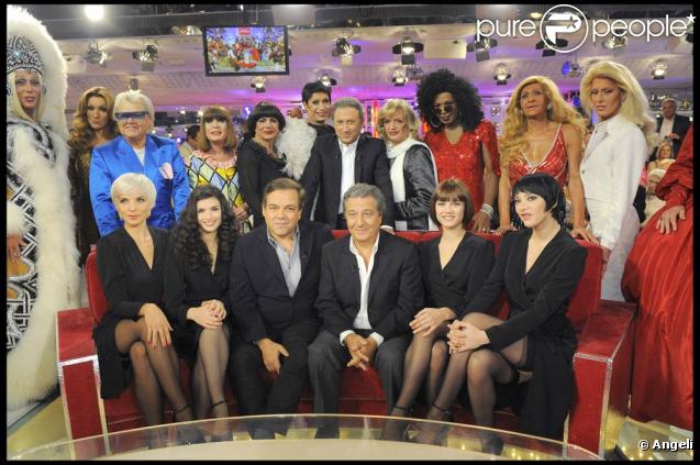 Christian Clavier et Didier Bourdon, sur le plateau de  Vivement Dimanche , accompagné de Michou et de ses Michettes...