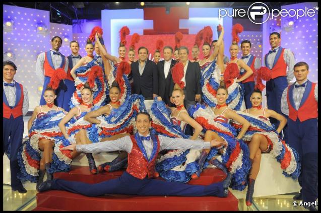 Christian Clavier et Didier Bourdon, sur le plateau de  Vivement Dimanche , accompagné des danseuses du Crazy Horse...