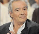 Pierre Arditi, sur le plateau de  Vivement Dimanche , au milieu de tout ce petit monde. 
