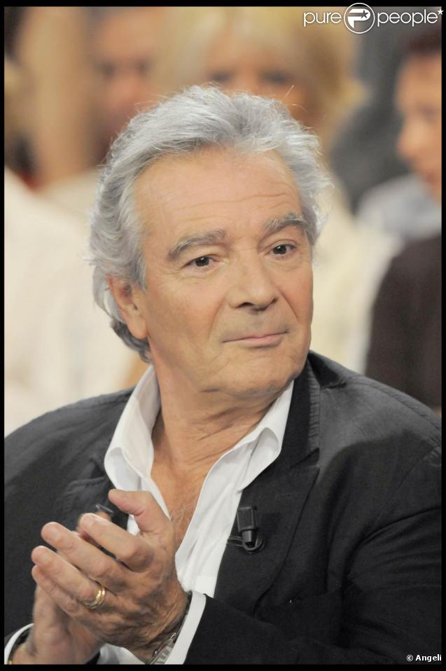 Pierre Arditi, sur le plateau de  Vivement Dimanche , au milieu de tout ce petit monde. 