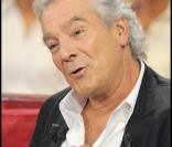 Pierre Arditi, sur le plateau de <i>Vivement Dimanche</i>, au milieu de tout ce petit monde.<br />