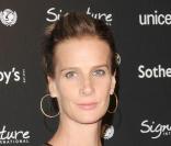 Rachel Griffiths pose lors de la soirée de charité organisée par Montblanc au Regent Beverly Wilshire le 17 septembre 2009