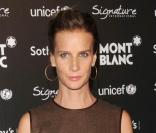 Rachel Griffiths pose lors de la soirée de charité organisée par Montblanc au Regent Beverly Wilshire le 17 septembre 2009