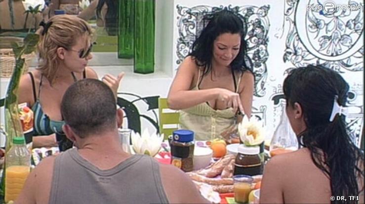 Jonathan, Sabrina, Emilie et Cindy s'activent pour mettre un peu d'ordre dans cette maison !