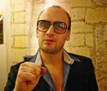 Charles Souchon, alias Ours, prend la pose avec les lunettes 