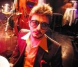 Renan Luce prend la pose avec les lunettes 