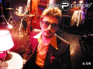 Renan Luce prend la pose avec les lunettes 
