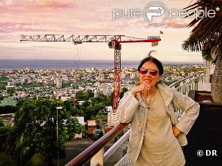 Irène Frain prend la pose avec les lunettes 