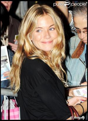Sienna Miller signe quelques autographes à la sortie du Théâtre le 18 septembre 2009