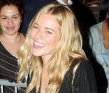 Sienna Miller signe quelques autographes à la sortie du Théâtre le 18 septembre 2009