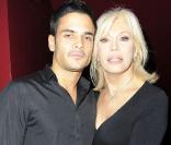 Lundi 21 septembre 2009, le Crazy Horse présente sa nouvelle revue,  Désirs . Parmi les spectateurs, Amanda Lear et Edouard Collin 