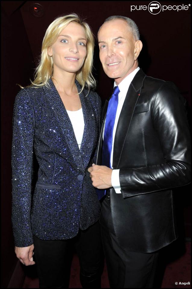 Lundi 21 septembre 2009, le Crazy Horse présente sa nouvelle revue,  Désirs . Parmi les spectateurs, Sarah Marshall et Jean-Claude Jitrois 