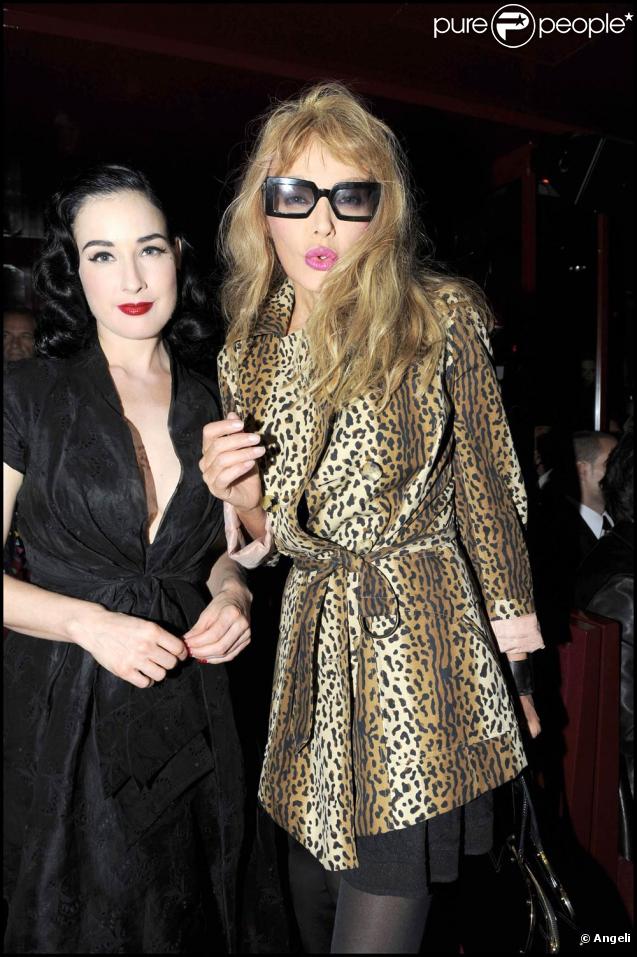 Lundi 21 septembre 2009, le Crazy Horse présente sa nouvelle revue,  Désirs . Parmi les spectateurs, Dita Von Teese et diva Dombasle 