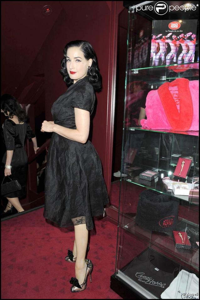 Lundi 21 septembre 2009, le Crazy Horse présente sa nouvelle revue,  Désirs . Parmi les spectateurs, la belle Dita Von Teese 