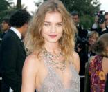 Natalia Vodianova, agréablement provocante au 58ème Festival de Cannes, le 16 mai 2005 