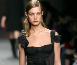 Natalia Vodianova défile pour Prada, le 28 septembre 2003 à New York
