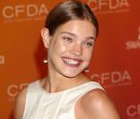 Natalia Vodianova tout sourire au Fashion Awards à New York, le 5 juin 2003 