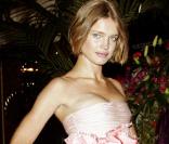 Natalia Vodianova dans une longuissime robe rose pâle au dîner de Gala des Tsars organisé par Quintessentially pour l'UNICEF, à Londres le 29 mars 2007 