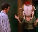 Pour s'excuser, Monica décide d'enfiler une dinde sur sa tête... Une séquence inoubliable (Saison 5. Episode 8) !