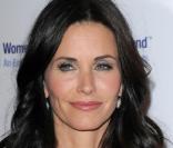 Courteney Cox a lancé sa propre série, Dirt et tourne actuellement sa deuximèe production, Cougar Town. Dans cette fiction, elle invitera lors d'un épisode spécial, tous ses Friends ! Sympa, Monica !