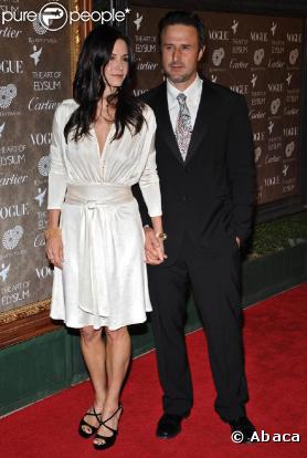 Dans la vie, Courteney Cox n'est pas aussi maniaque que Monica, mais en tout cas elle est aussi heureuse en amour. Son Chandler Bing à elle c'est David Arquette. Après dix ans de mariage ils sont toujours au top et leur petite Coco est trop craquante