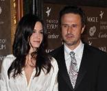 Dans la vie, Courteney Cox n'est pas aussi maniaque que Monica, mais en tout cas elle est aussi heureuse en amour. Son Chandler Bing à elle c'est David Arquette. Après dix ans de mariage ils sont toujours au top et leur petite Coco est trop craquante